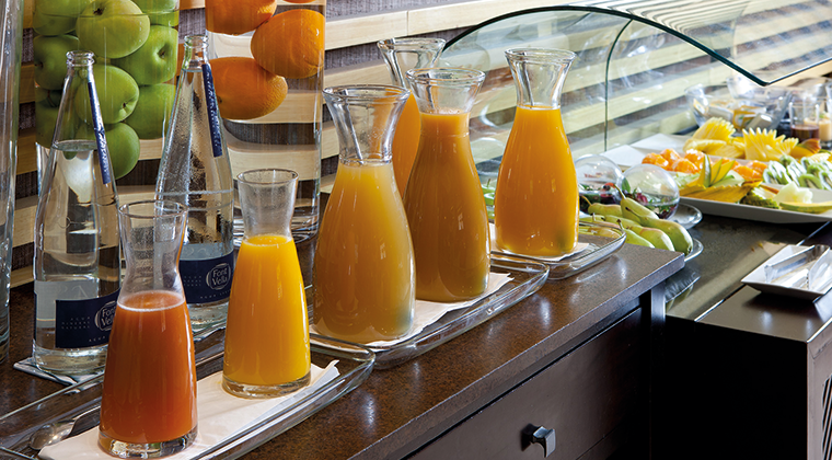 NHHotels's tweet photo. Have a breakfast fit for a champion 💪🍓 Our breakfast buffet offers a selection of healthy options like smoothies, juices and fresh fruit to start your day with the right foot forward #alwaysdelicious https://t.co/anhnIDyJij https://t.co/GXdVVR7LOe