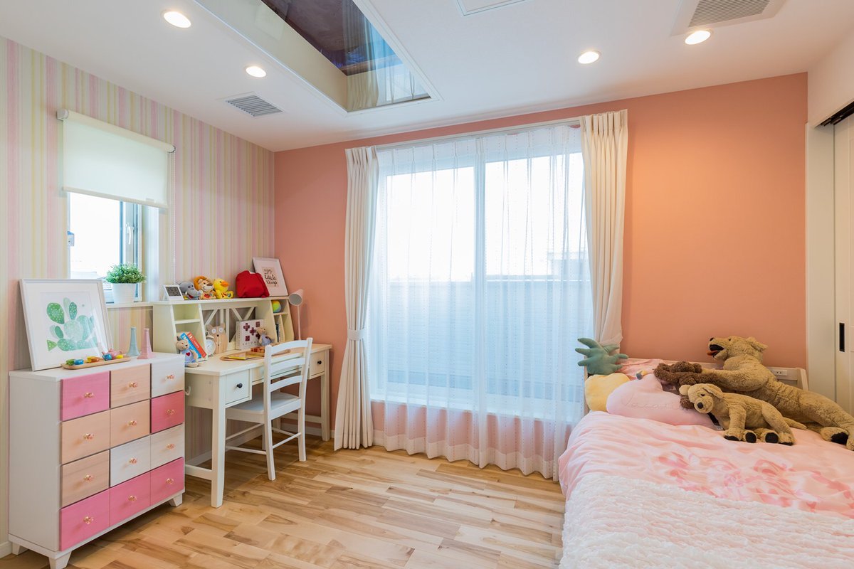 ヤマト住建 立川店 川口住宅展示場の子供部屋です サーモンピンクの壁紙が映えてますね 無垢材の床が優しい印象を与えてくれます 注文住宅 女の子部屋 子供部屋 ピンクの壁紙 無垢の床 モデルハウス