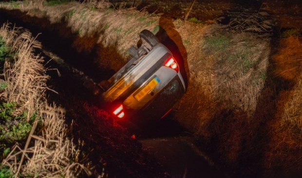 Auto komt bij eenzijdig ongeval in sloot aan Langeweg terecht -..
