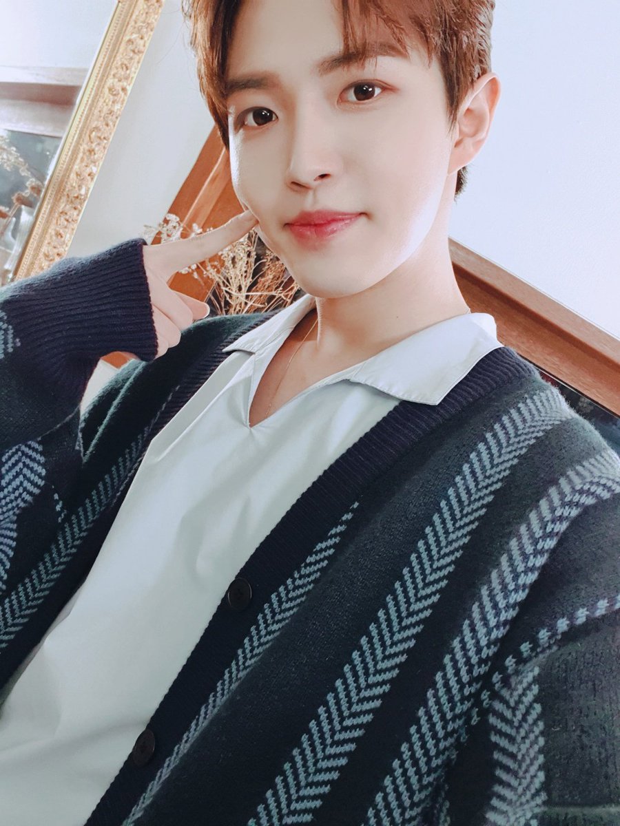 M2MPD's tweet photo. 윈드 하이🙌 #오늘여섯시_재환아_안녕 그리고 일곱시에는 엠투 #LIVErary 보러오기😉 이건 꼭 와달라고 보내는 선물🎁 #안녕하세요에서_안녕 #김재환 #안녕 #KIMJAEHWAN @KJH_officialtwt #라이브러리 https://t.co/UGt7xdcAGq