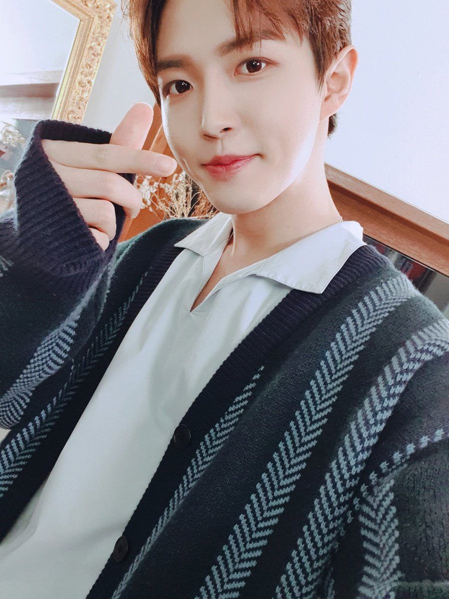 M2MPD's tweet photo. 윈드 하이🙌 #오늘여섯시_재환아_안녕 그리고 일곱시에는 엠투 #LIVErary 보러오기😉 이건 꼭 와달라고 보내는 선물🎁 #안녕하세요에서_안녕 #김재환 #안녕 #KIMJAEHWAN @KJH_officialtwt #라이브러리 https://t.co/UGt7xdcAGq