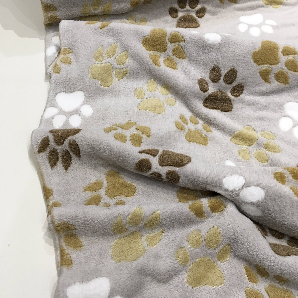 Gather_N_Sew's tweet photo. We stock a fabulous range of cuddle fleece fabrics including prints and plains. They are all so soft and snuggly and this paw print version would be perfect for throws, blankets and pet beds 🐾 #cuddlefleece https://t.co/A58JofJKMz https://t.co/CBZjEknz2s