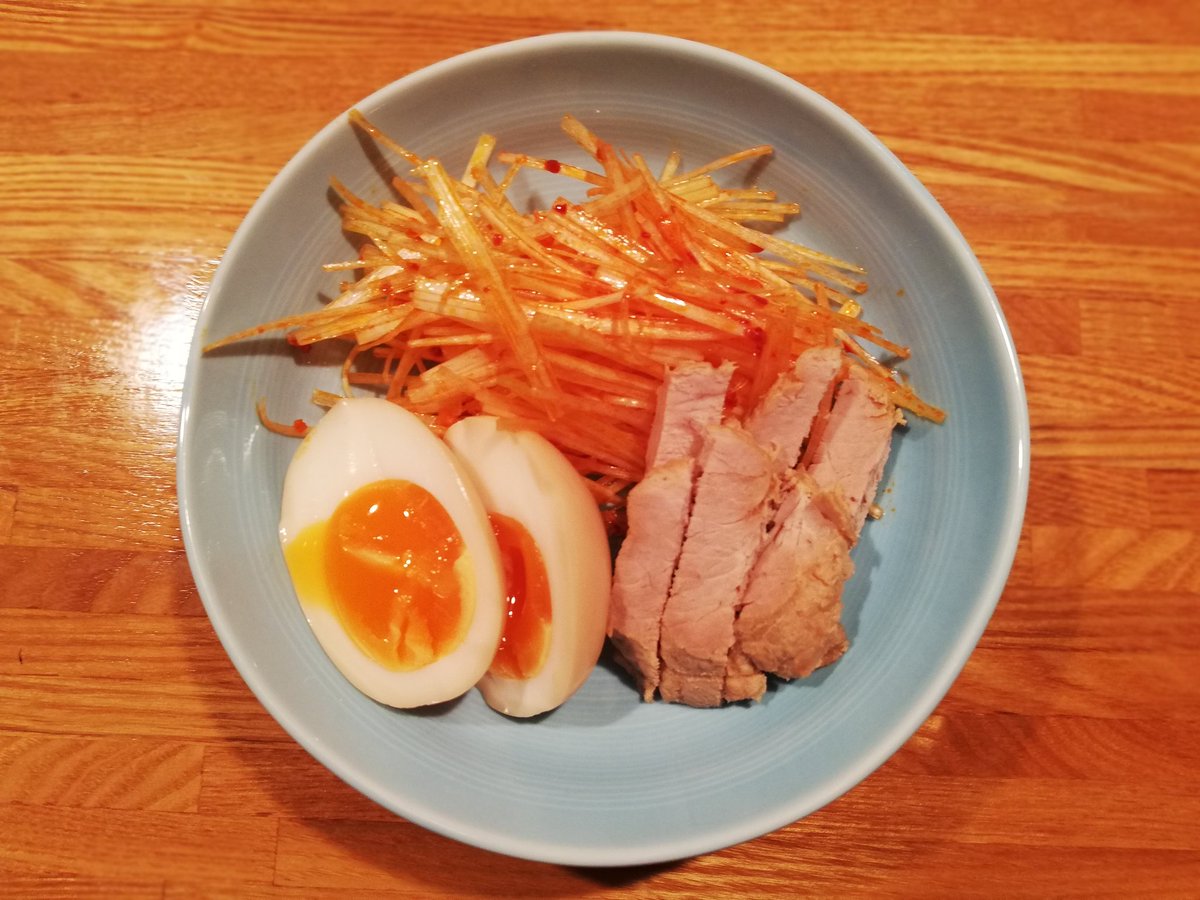 傷口にデスソース Pw 家くり山 お土産つけ麺 自作した味玉漬かりが甘いけど絶妙な半熟具合 辛味買い忘れたから辛ネギ 白髪ネギ 食べるラー油 で代用 くり山のつけ麺は家でも最高