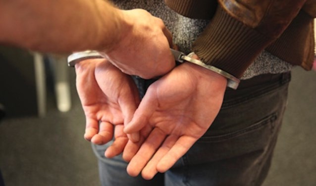 Drietal steelt blauwe BMW vanaf Keizerstraat: veroorzaakt ernstig ongeval in Oosterhout -..