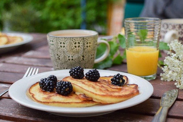 yumcrust's tweet photo. Delicious pancakes with blackberry - Sunday morning breakfast sorted 😋 #yumcrust #sunday #pancake #healthy https://t.co/i0OeBWUcFa