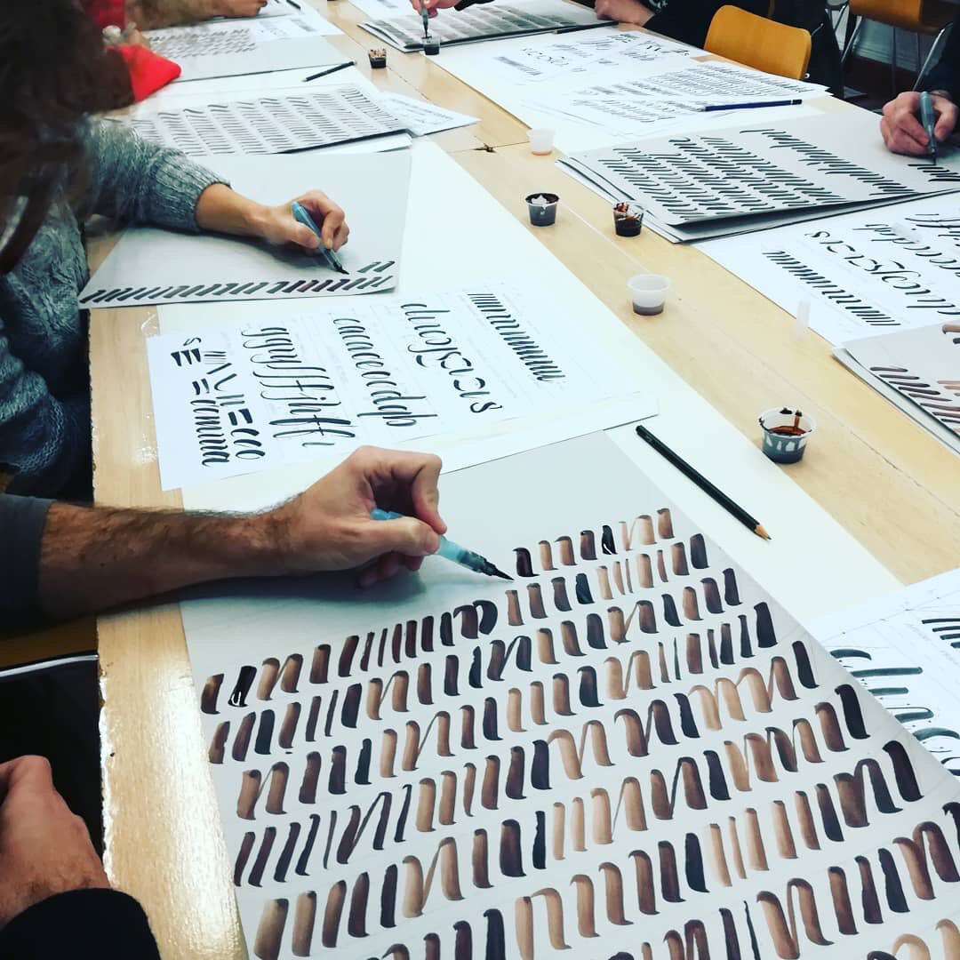 xignica's tweet photo. 2da. clase de prácticas intensas buscando trazo y gestos #Brush #Script en el Workshop Modern #Letttering en @latermica continuamos el 14 #malaga #malagaletters #calligraphy #handlettering #handwriting #gesturalcalligraphy @gesturalcalligraphy #callinuary2020 #calligrapher https://t.co/N6JibGrEZA
