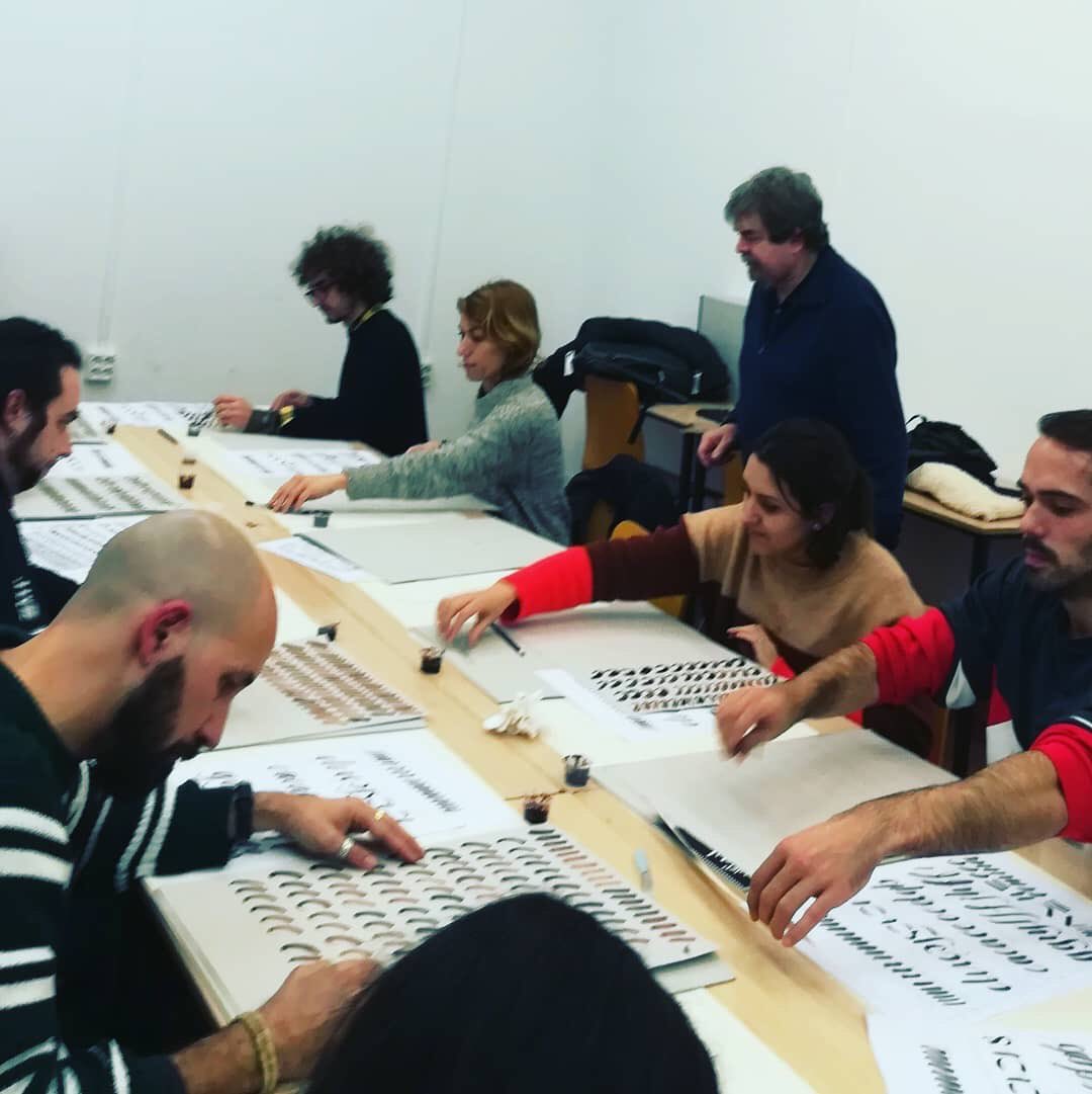 xignica's tweet photo. 2da. clase de prácticas intensas buscando trazo y gestos #Brush #Script en el Workshop Modern #Letttering en @latermica continuamos el 14 #malaga #malagaletters #calligraphy #handlettering #handwriting #gesturalcalligraphy @gesturalcalligraphy #callinuary2020 #calligrapher https://t.co/N6JibGrEZA