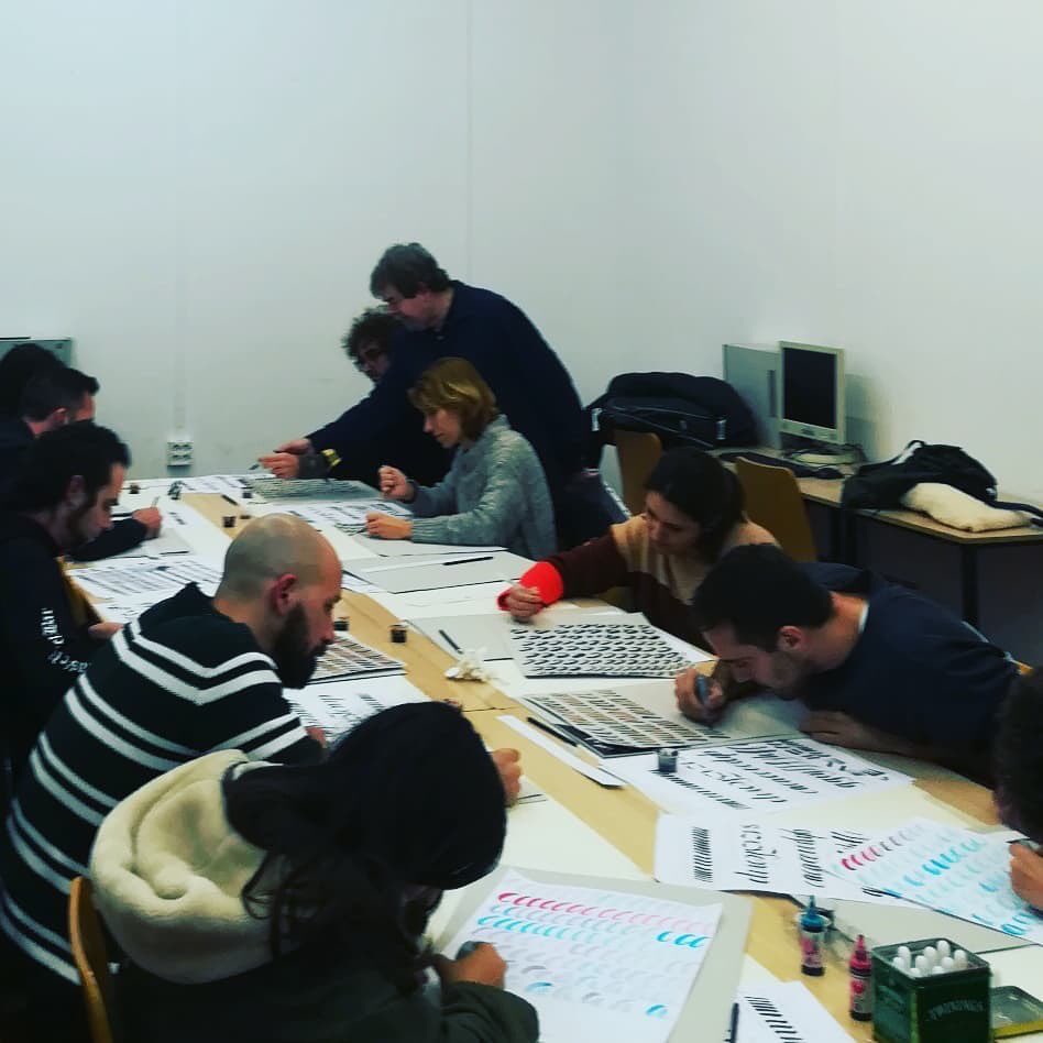 xignica's tweet photo. 2da. clase de prácticas intensas buscando trazo y gestos #Brush #Script en el Workshop Modern #Letttering en @latermica continuamos el 14 #malaga #malagaletters #calligraphy #handlettering #handwriting #gesturalcalligraphy @gesturalcalligraphy #callinuary2020 #calligrapher https://t.co/N6JibGrEZA