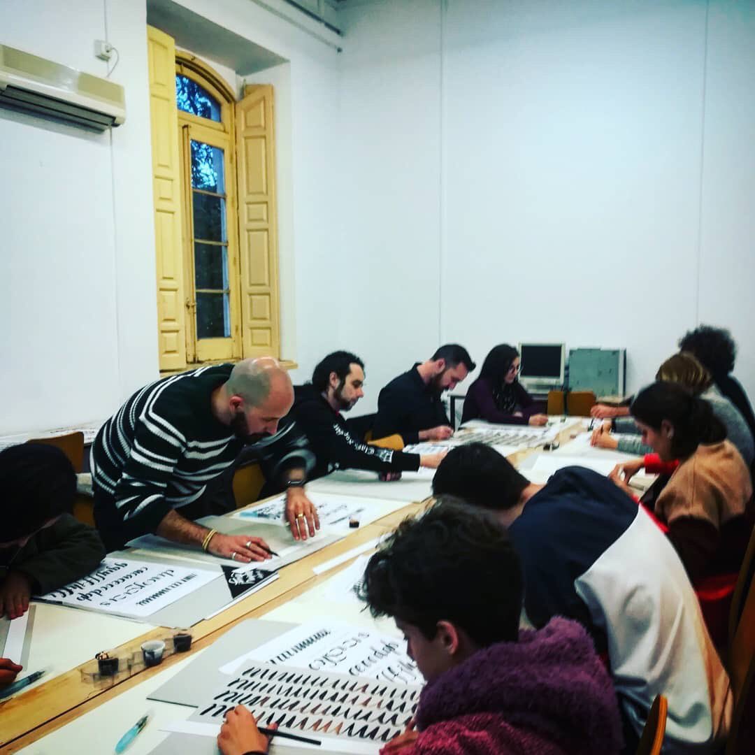 xignica's tweet photo. 2da. clase de prácticas intensas buscando trazo y gestos #Brush #Script en el Workshop Modern #Letttering en @latermica continuamos el 14 #malaga #malagaletters #calligraphy #handlettering #handwriting #gesturalcalligraphy @gesturalcalligraphy #callinuary2020 #calligrapher https://t.co/N6JibGrEZA