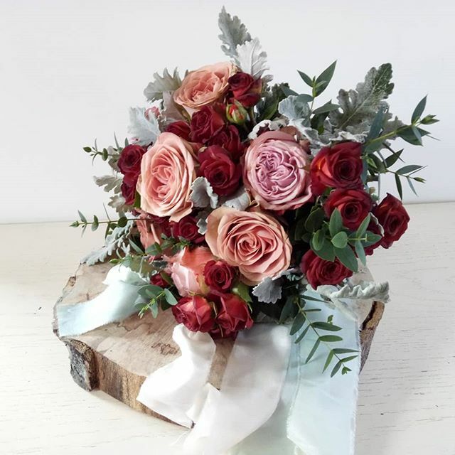 Wedding fair by @vintagebudleighbride with florals by @floralitiesbydebs, accented with handmade ribbons by @little_acorn_silks ... come and see ...today from 10am until 4pm
#vintageroses #vintagestyle #herecomesthebride #vintagebride #floralcrown #freel… ift.tt/2Okue0x