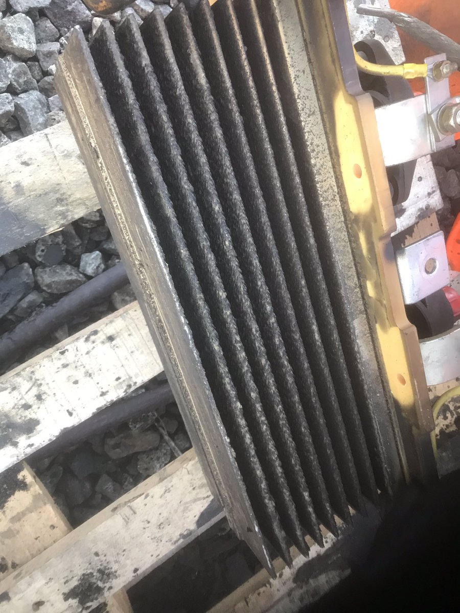 andygillett1964's tweet photo. Dirty Class 37 rectifier https://t.co/ryj6aQ7xkt