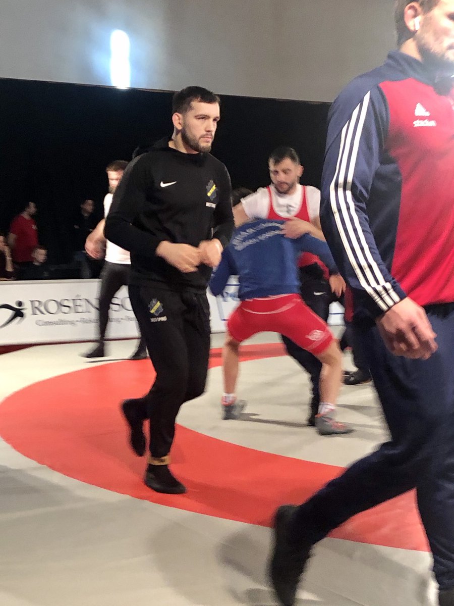 Då är det dax att köra igång fm-passet innan finalerna i eftermiddag. 9 av 10 brottare är kvar och ska slåss om medaljerna. ⁦<a href="/AIKBrottning/">AIK Brottning</a>⁩