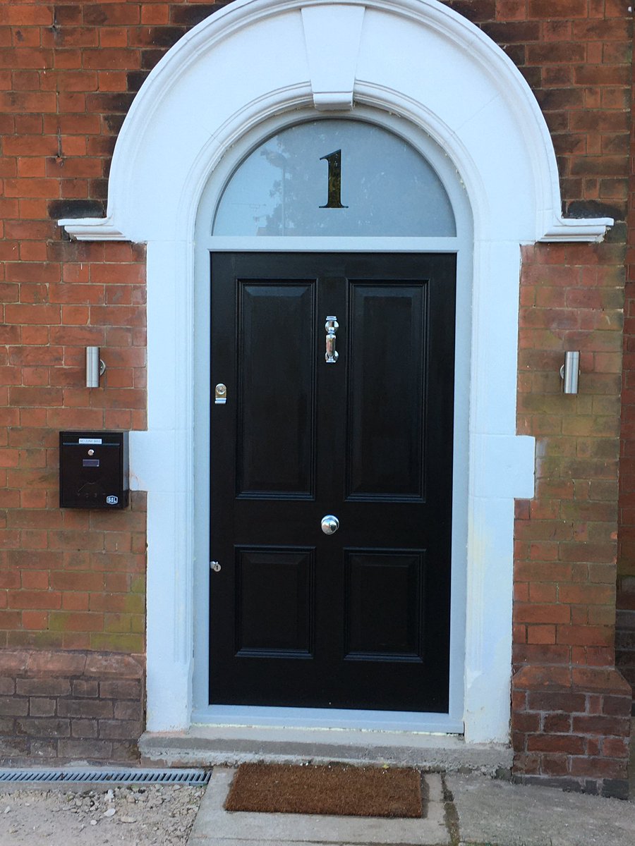 CastlewoodJ's tweet photo. New circular headed hardwood door frame and traditional panelled door. This was a nice job to complete. https://t.co/6kvCTM5Dd5