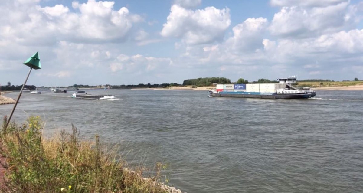Altijd leuk om te volgen die waterstanden Waal/Rijn. Ooit de laagste waterstand bij Lobith 26 aug 2018 : 6,87 meter boven NAP en 31 jan 1995 de hoogste 16,63 meter. Nu boven 9 meter en t kan gaan naar 13 meter (eind volgende week). Met bv dinsdag/woensdag patsboem een meter erbij