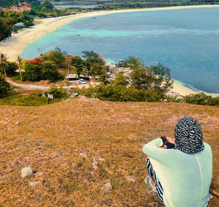 Spot-spot di Lombok yang bisa kamu Explore dari Wisata Adat Hingga Pantai! 

Lombok itu TOP karena air pantainya masih bersih, pasirnya putih semua, definisi Indonesia Kaya Pesona Alam! 

Cek disini untuk video MODAL NEKAT KE LOMBOK 7 HARI BAWA 1.5JUTA! youtu.be/pZKm0XrQbH8