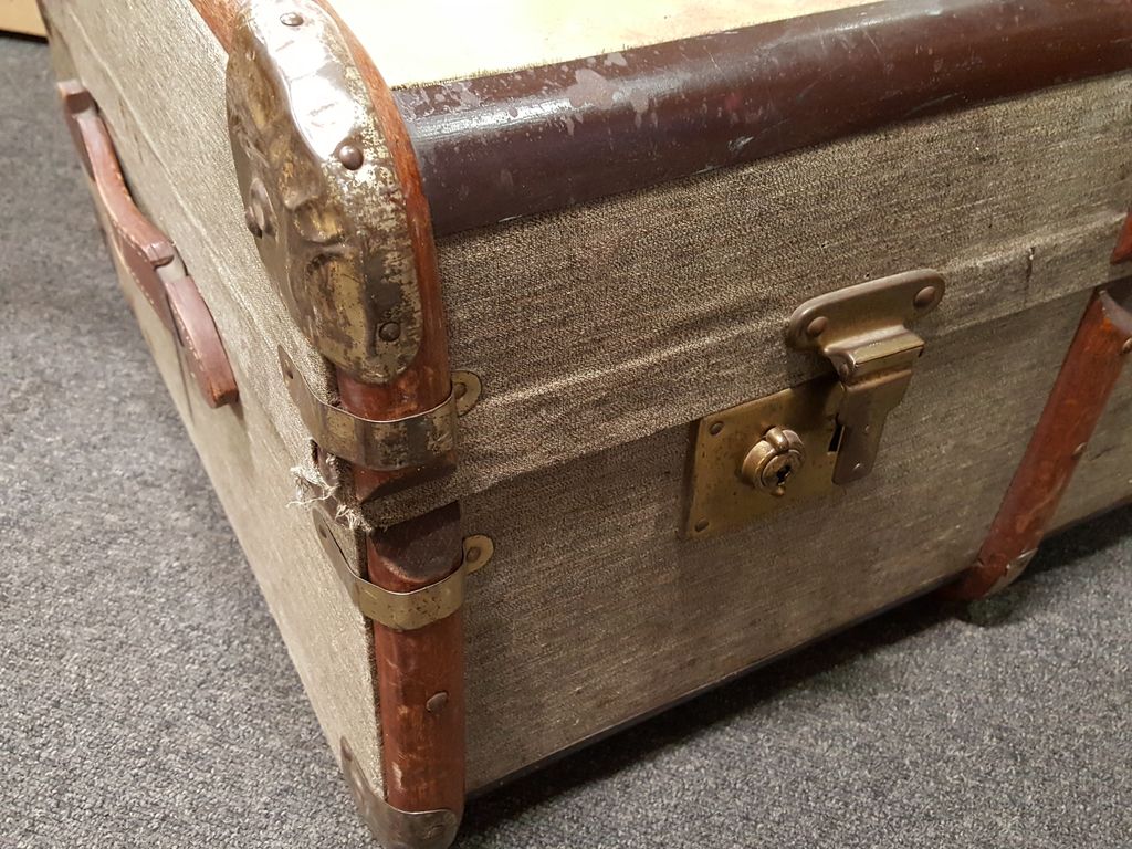 EdinRemakery's tweet photo. This #vintage steamer trunk is packed full of charm. Not only would it make a great storage piece, it would also be an amazing coffee table or centrepiece for your home! With lots of original details you can find out more about it in our online shop. #secondhand #reuse #remakery https://t.co/v52SxkFNoq