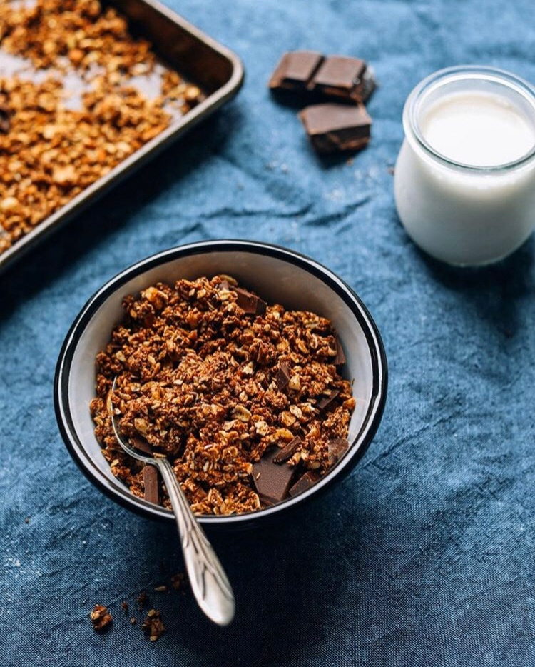 Pitchflow_'s tweet photo. Why not start the day with this delicious Sea Salt Homemade Dark Chocolate Granola?🍫 
#lovewhatyoueat #eatforconfidence⁠
Check out the recipe @minimalistbaker
⁠
#cleaneating #eatclean #realfood #easyrecipes #recipe #healthyeating #cleaneating #mealprep⁠ #minimalistbaker https://t.co/1fCjIjzc24