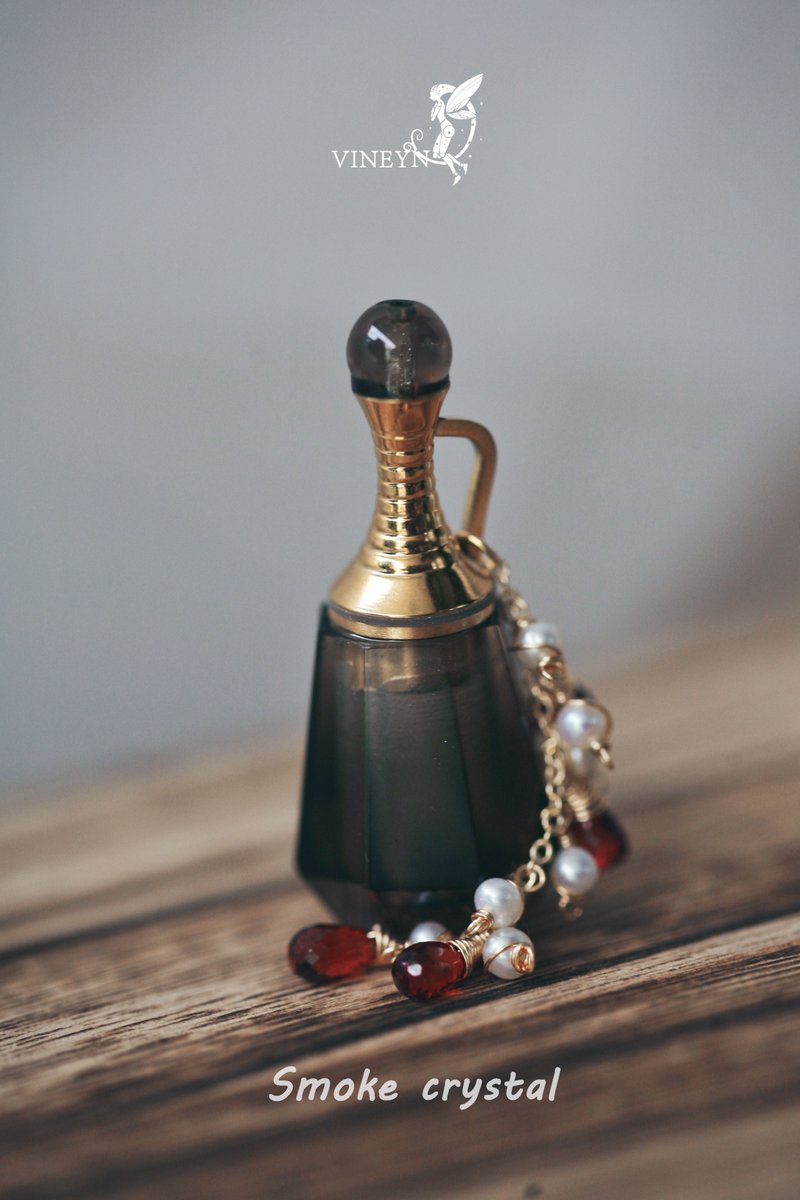 Crystal perfume bottles designed for dolls, accessories also use natural crystals and pearls, each crystal is selected from the best raw materials, each chain is handmade
Accept sales and reservations
Contains: black, pink, yellow, white, purple
Production  time: 2019.12
#bjd