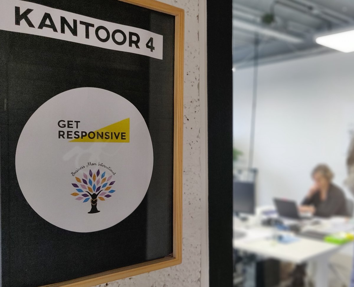 GetResponsive's tweet image. Afgelopen vrijdag zijn we verhuisd... binnen #ApolloWorkspaces van kamer 9 naar (grotere) kamer 4. In halve dag alles verhuisd en back in business #topteam ! En zie ik daar onze nieuwe teamlid Natasja Hijmissen zitten? Jaaaa! :-)