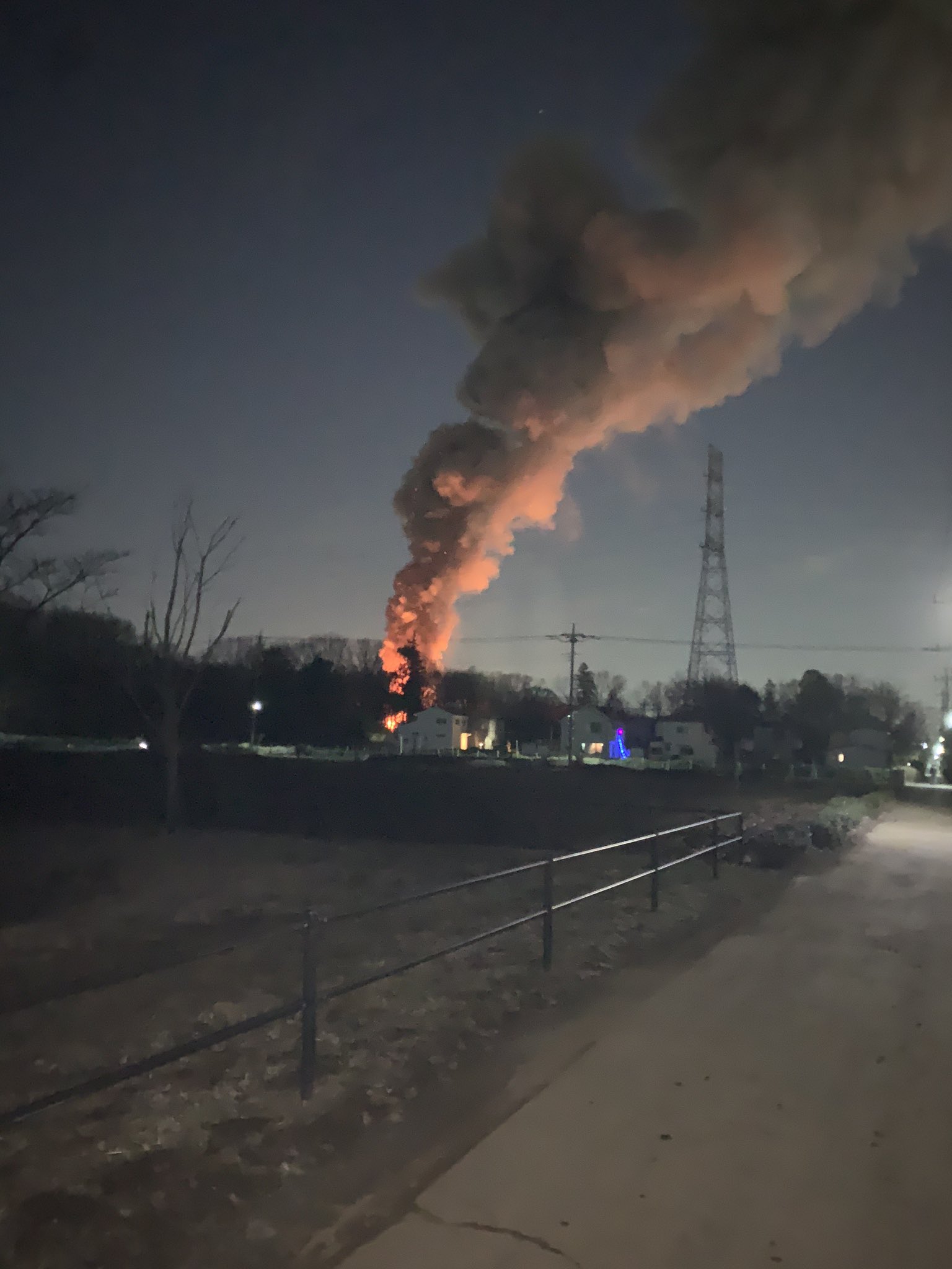 所沢市岩岡町で火事が起きている現場の画像