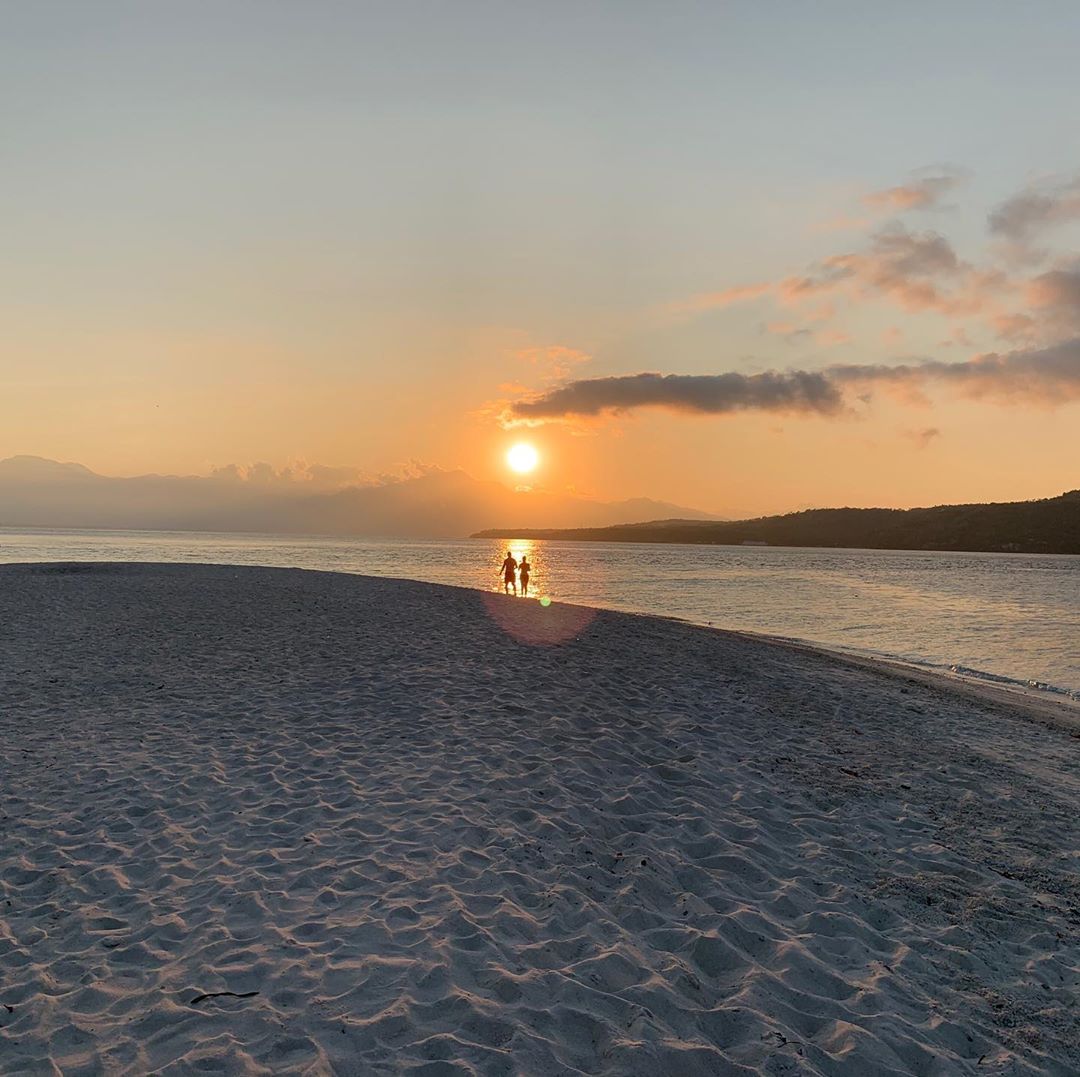 BlueSumilon's tweet photo. "Take my hand, take my whole life too". ⁣
⁣
Looks like you've found a great spot to catch the sunset and feelings this 𝘓𝘰𝘷𝘦 month. ⁣
⁣
Offers: https://t.co/G2wO0yNlOn⁣
⁣
Photo by @nich_tan02⁣
⁣
#HomeIsBluewater #BluewaterResorts https://t.co/fn8xkdptgK