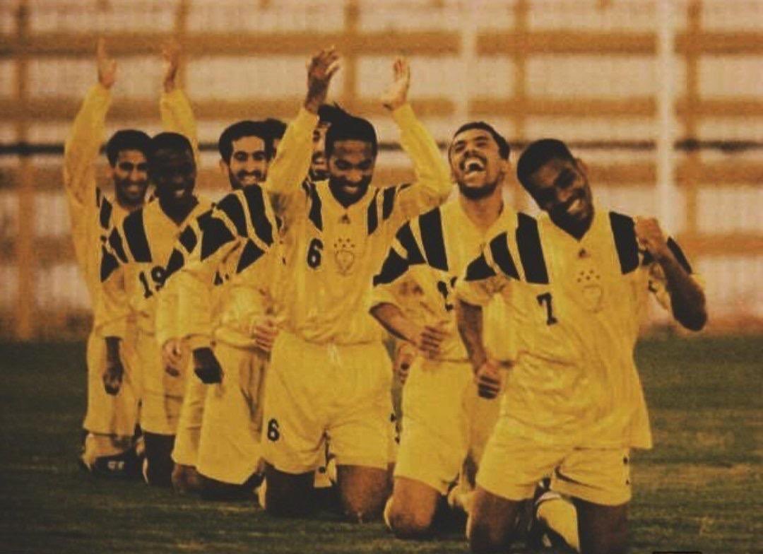 عشاق الأصفر  يتذكرون تلك اللحظات  . . 

ويردون على أصحابهم في هذه الأيام 

"تشمّـــت فينــي وتشفّـــى

وحســـــابك معــــاي صفّــــــه

وإذا ودك تعذبنــــــــي

الزمــــــن كفّـــــى ووفّـــــى"

#الوصل 💛