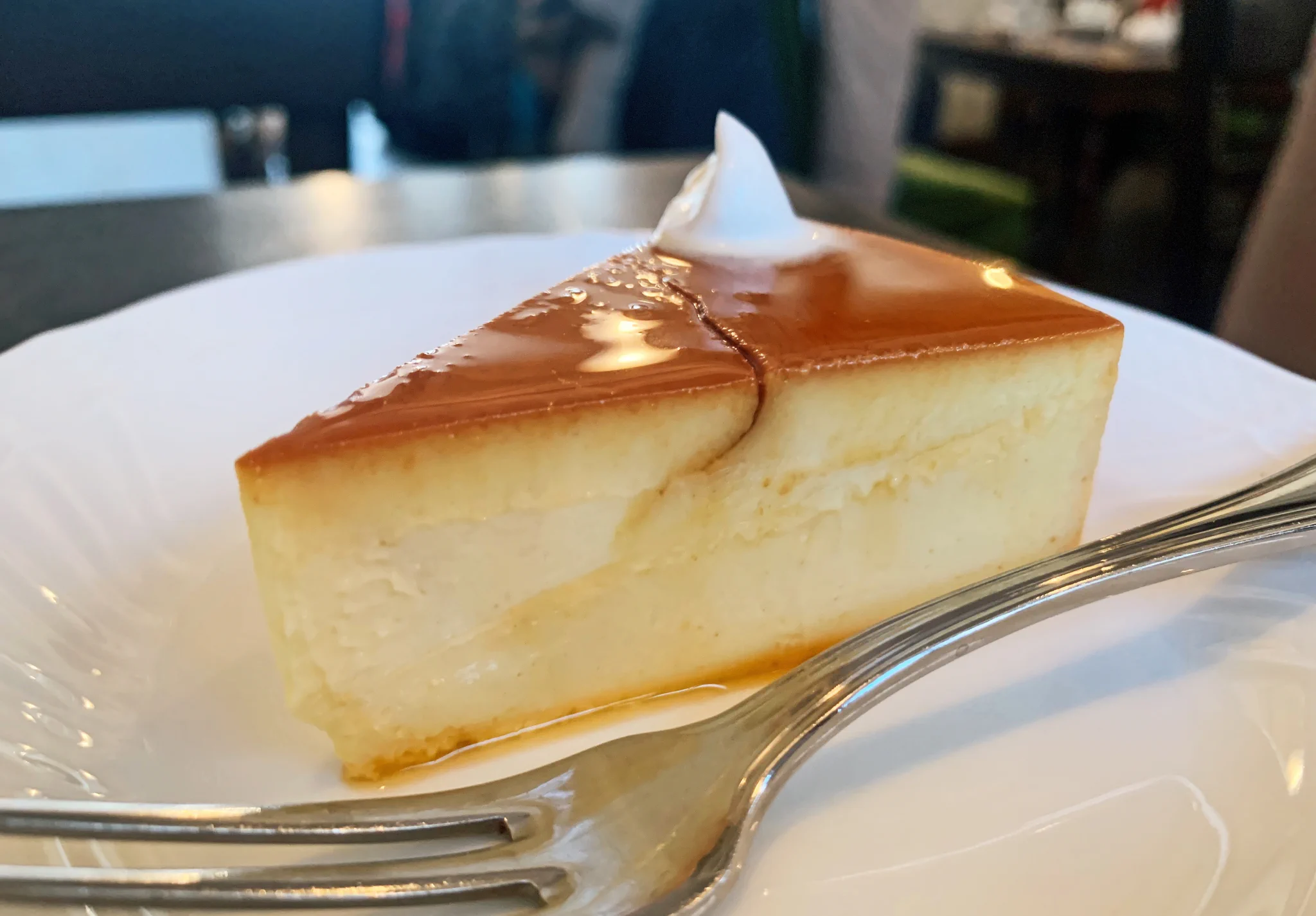 乙コーヒーのチーズケーキは超濃厚でしっとり。売り切れることもある人気メニュー。チーズケーキ好きにはとても気になるお店です。
