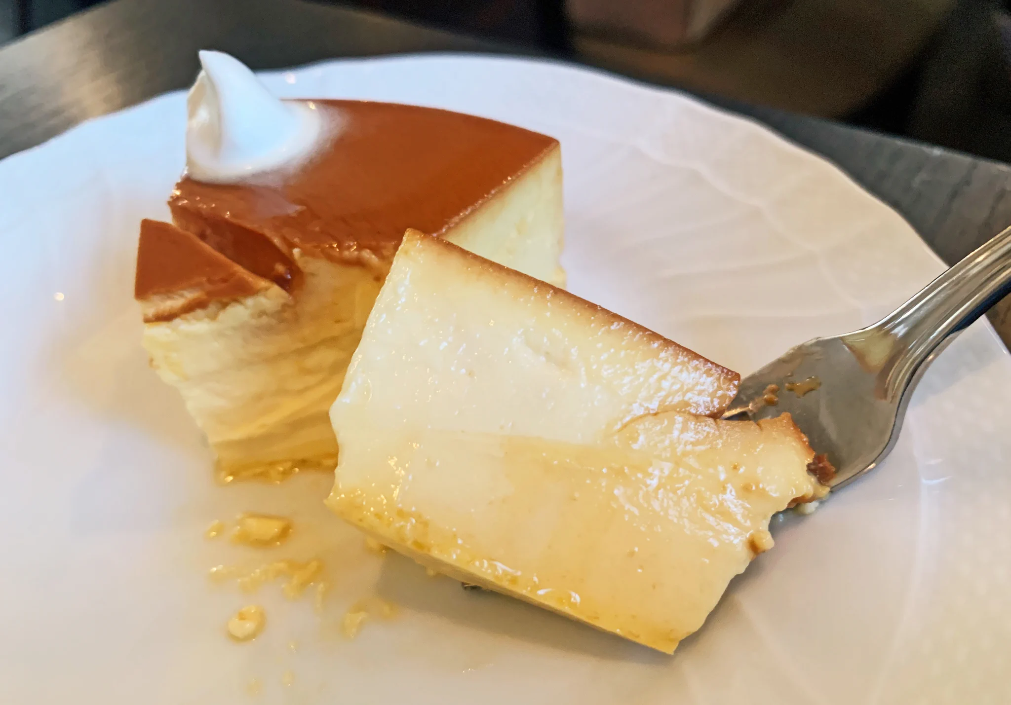 乙コーヒーのチーズケーキは超濃厚でしっとり。売り切れることもある人気メニュー。チーズケーキ好きにはとても気になるお店です。