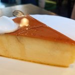 乙コーヒーのチーズケーキは超濃厚でしっとり。売り切れることもある人気メニュー。チーズケーキ好きにはとても気になるお店です。