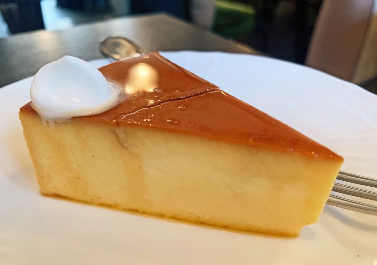 乙コーヒーのチーズケーキは超濃厚でしっとり。売り切れることもある人気メニュー。チーズケーキ好きにはとても気になるお店です。
