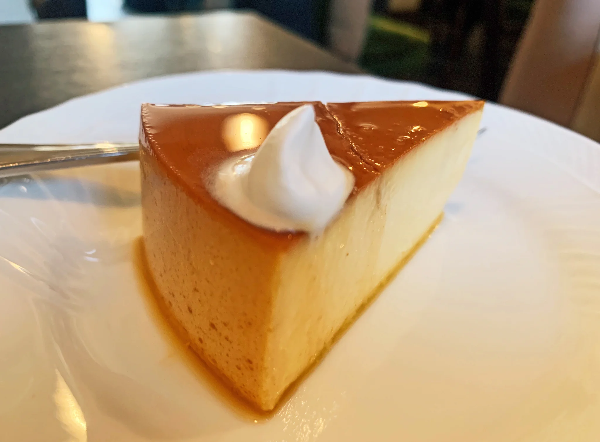 乙コーヒーのチーズケーキは超濃厚でしっとり。売り切れることもある人気メニュー。チーズケーキ好きにはとても気になるお店です。