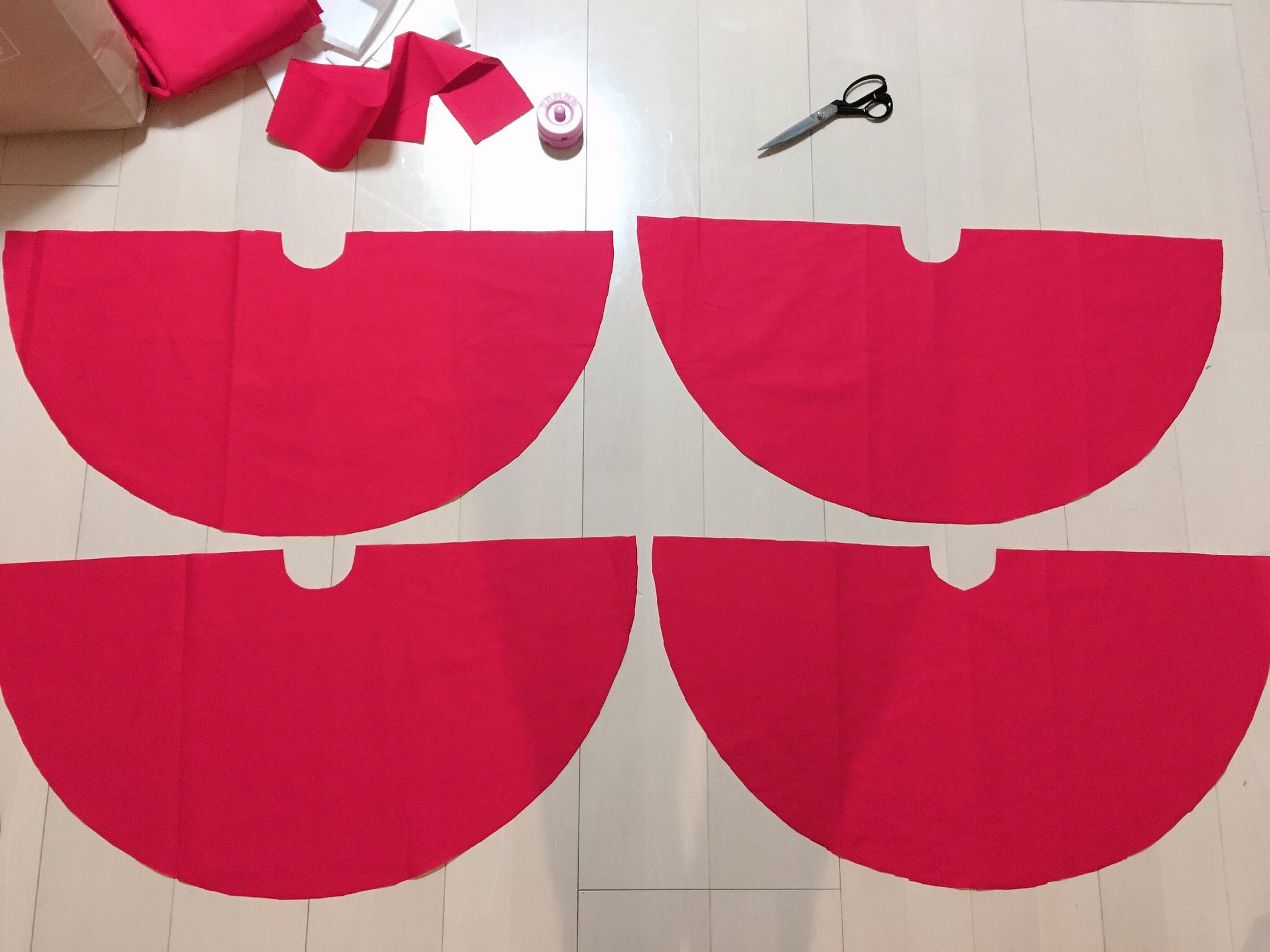 あんちゃん Aile໒ Pa Twitter ベリミニ ダンサー衣装作り方 スカートは7度のミニスカート ドットは形作ってからあとからまた裁断します 赤のワンカラーの方はひたすらドットを手書きしてるんだけど他にいい方法があったはず ホースヘアをつけるとボリュームが