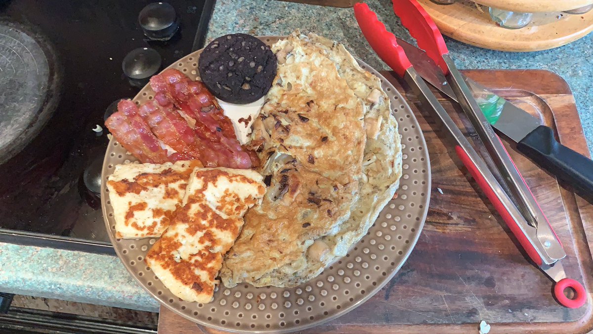 BistuaNuova's tweet photo. Three-egg omelette with garlic, onions and mushrooms, smokey bacon and black pudding grilled to perfection, with shallow fried halloumi cheese! #ratemybacon #BrexitBreakfast https://t.co/NDypHZthdh