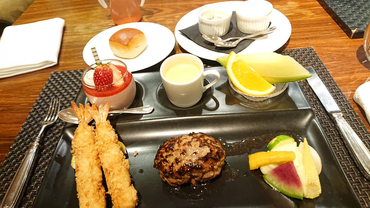 𝒂𝒌𝒊𝒏𝒂 明日旦那の誕生日なので祝ディナー 大人はコース料理 子供にはお子様プレートを用意してくださるとゆう貴重でありがたいお店です 涙 カジュアルフレンチ