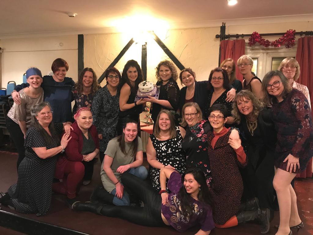 Last night saw us gather for our #christmassocial and Belated choir #birthday bash 😂Thank you to #thequeenshead in #ludgershall for having us, we had a blast.#christmasparty #food #plonk #friends #friendship #dancing #tidworthlalas #MWC #saturday #singingsisters #tidworthmwc