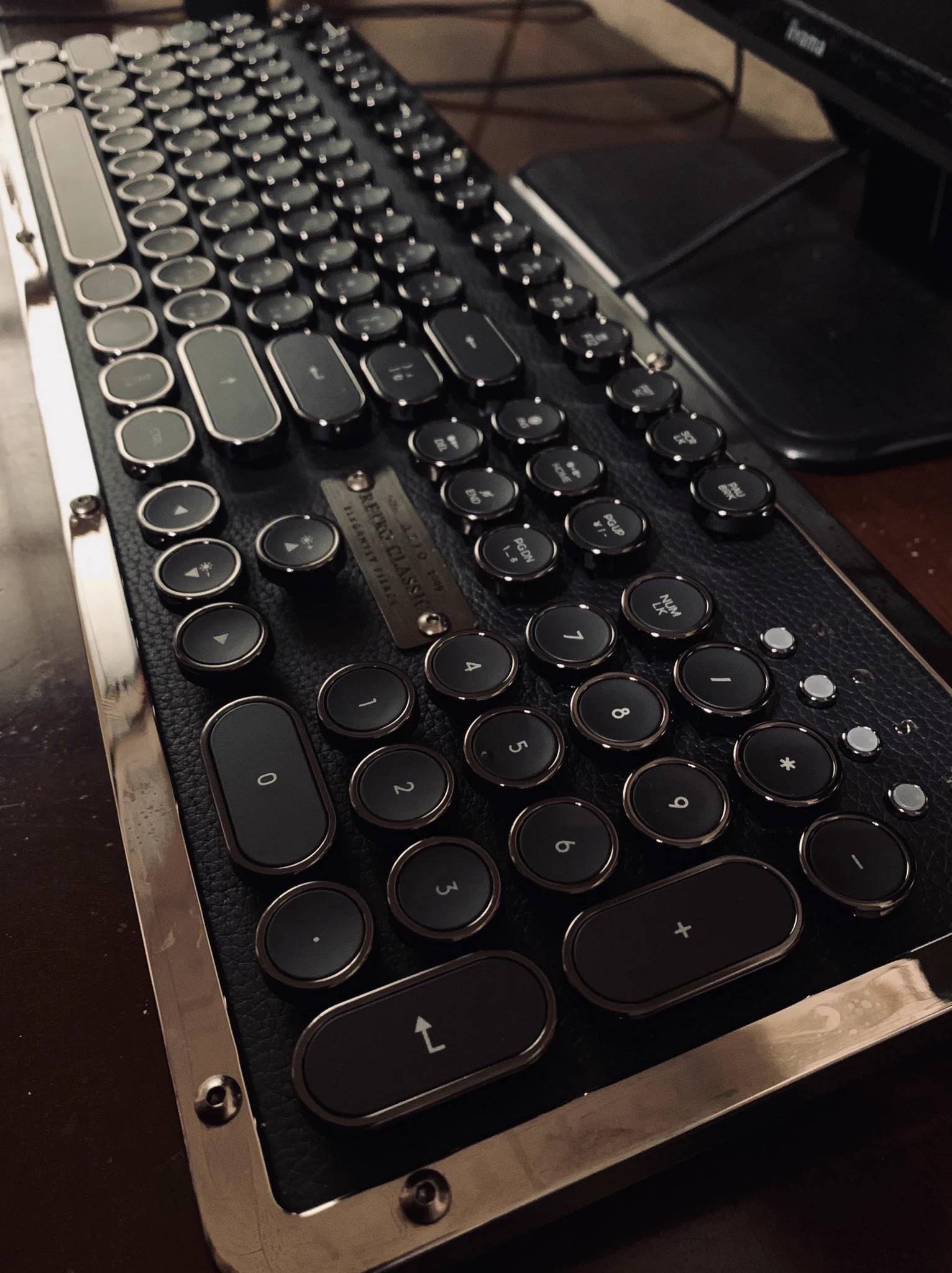 重厚感とクラシックな雰囲気がたまらない！タイプライター風のキーボードがめちゃくちゃお洒落！