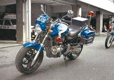 亜音速ホーネット スカイブルー隊を知っていますか 多くはcb400ですが少数ホーネットが採用されているそうです 確認できただけでも1996年モデル01年モデル06年モデルが有りました アップマフラーだけにサイドケースは片方だけなんですねww 亜音速