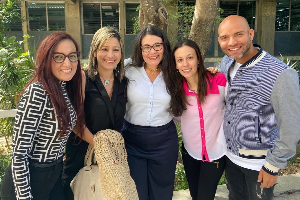 svperiodoncia's tweet photo. La Coordinadora del Postgrado de Periodoncia UCV @tlroma con parte de sus residentes asistiendo a la Reunión Científica de la SVP este 1/2/2020.
Siempre en continua actualización. https://t.co/a02uHL4ndB