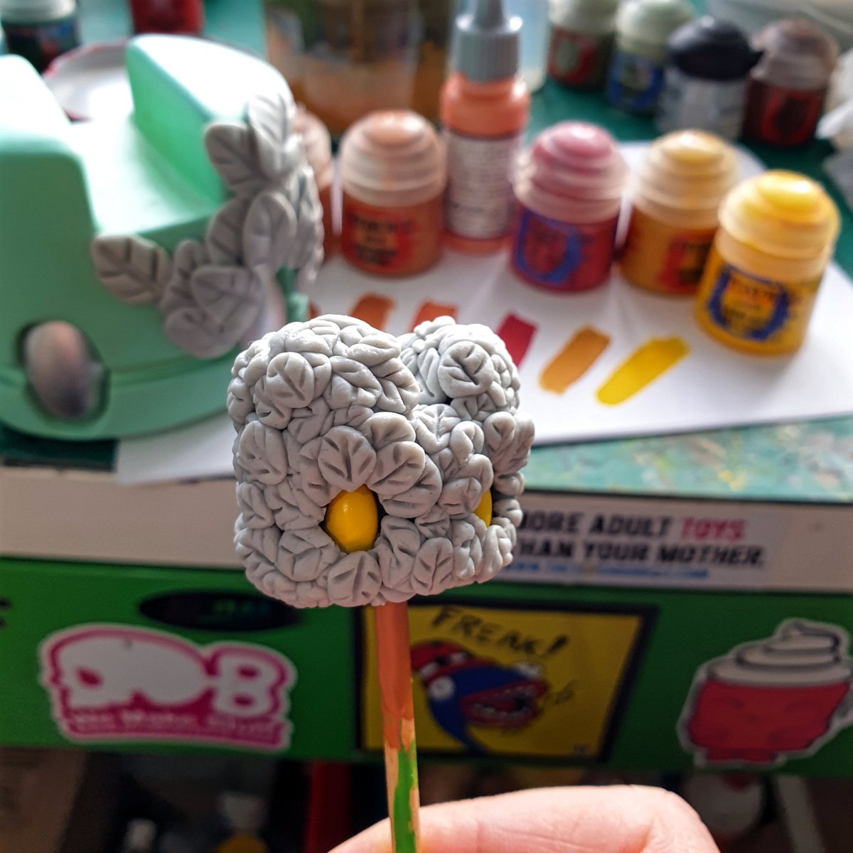 UncleAbsinthe's tweet image. Autumn is coming...☕🍂🧡

#uncleabsinthe #lunartik #flatties #fansoftea #toyconuk @2020 #imback #designertoys #sculpture #uk #vinyl #art #love