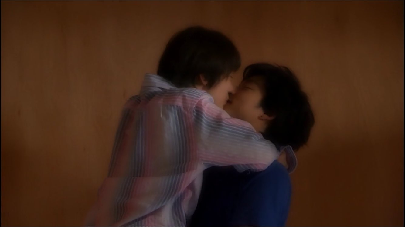 Hello 抱っこキスは既に特許取得済みとして ハグする時にギュってしたまま体を左右に揺らして全身で溢れる愛を表現するのもコンユ씨の専売特許だと思ってる 伝われ あのハグの仕方めちゃくちゃ好き コン ユ 色んな作品でやってる エモすぎる