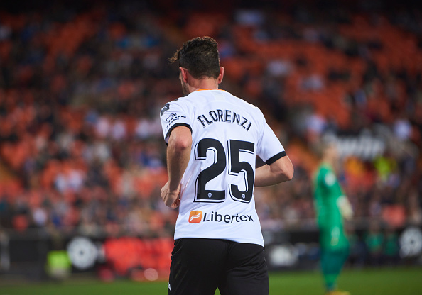 Si ALESSANDRO FLORENZI (<a href="/Florenzi/">ALESSANDRO FLORENZI</a>) el sábado MARCA o da una ASISTENCIA de gol y el <a href="/valenciacf/">Valencia CF</a> gana al #Getafe, regalo una camiseta del Valencia con su nombre entre todos los que le den un RT ( y sean seguidores) a este tuit. 😏 #YoConfioEnFlorenzi