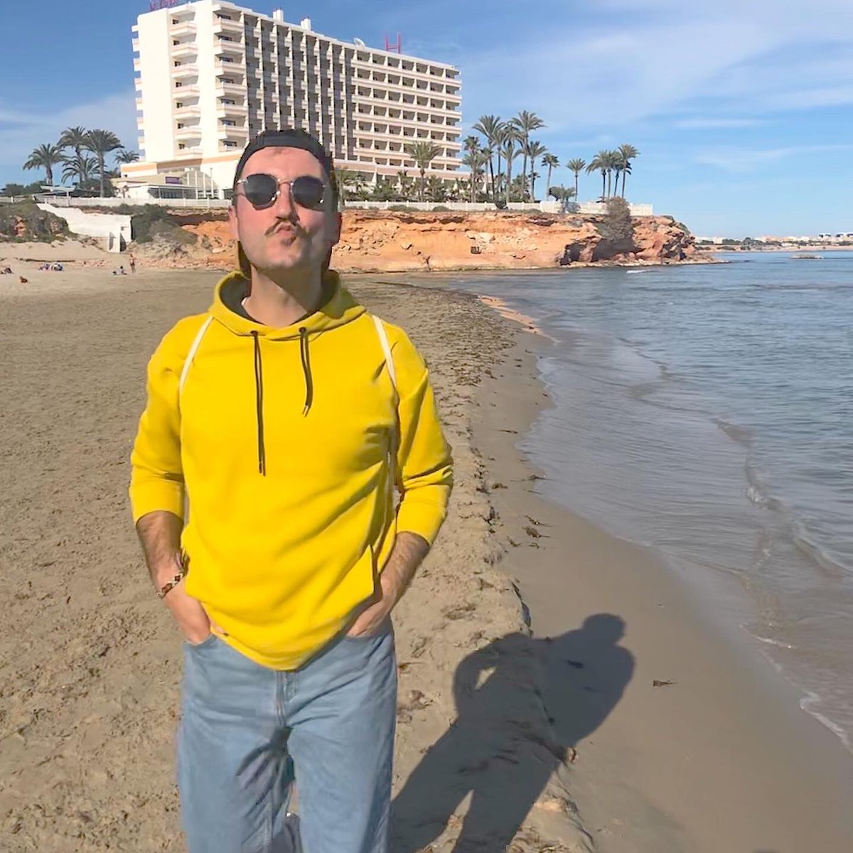 Loco en la playa. 🏝🧠