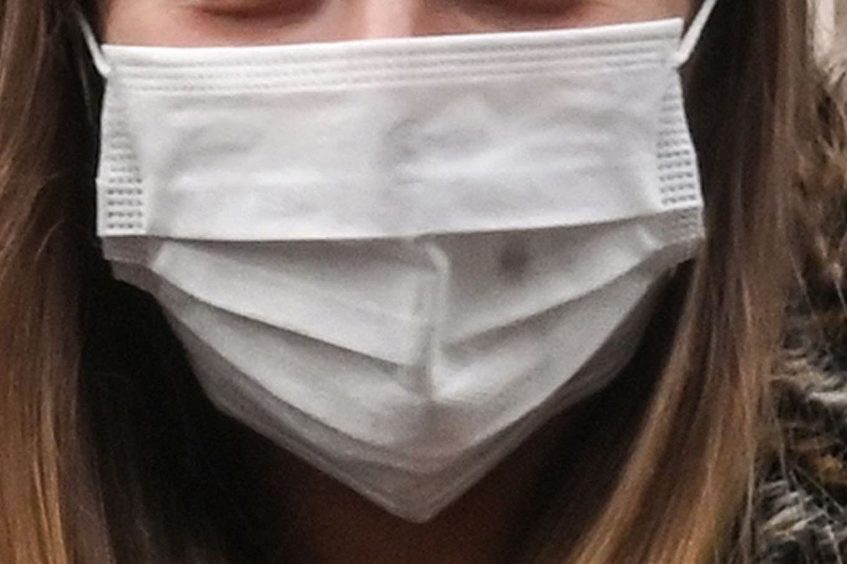 LANACION's tweet photo. Coronavirus: empleados y pasajeros ya usan barbijos en el aeropuerto de Ezeiza https://t.co/ZU3S7bpYOe https://t.co/ZZDxhzIcpi