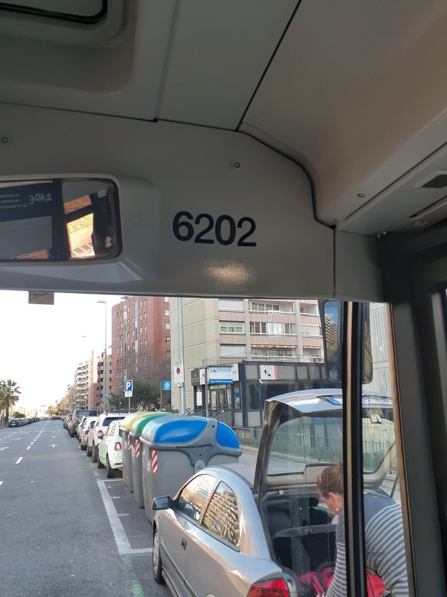 sanfre1's tweet photo. @TMB_Barcelona  ojo q este autobus no marca la parada... y el conductor monta un escandalo al pedirle, por favor, q me abra. Voy con un bebé. #sinverguenza #maleducado #grosero https://t.co/MtFq6hYMUW