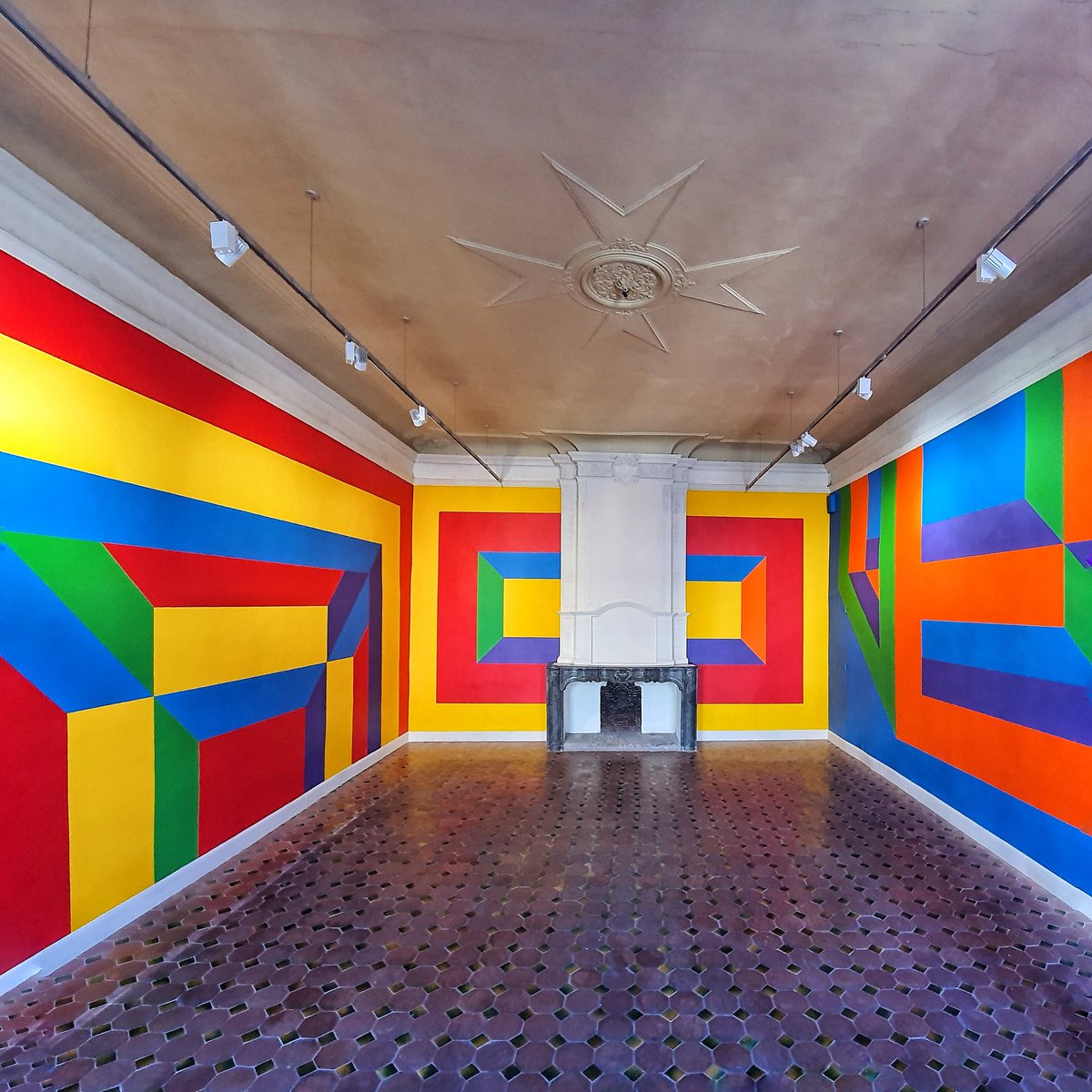 Redécouverte de L'espace de la couleur
Sol Lewitt 'l'image de la pensée', 2002,  une tangente géométrique des couleurs de la chapelle Matisse, 
Château E.Hugues,Vence.  #walldrawing #ledessinautrement #matisse