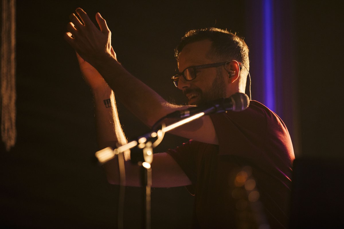 Muchas felicidades <a href="/efrenmellado/">Efrén Mellado</a>!! Que sigas añadiendo teclas a la vida así de bien 🎹 🎂

#koel #felizcumpleaños #koelband #celebración #seguimoscurrando #esperandolonuevo