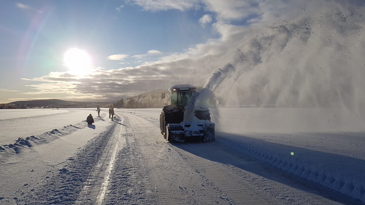 Tot een stuk in de nacht werkten de vrijwilligers om 30 cm verse sneeuw van de baan te halen. Deze ochtend om 7u werd de baan geborsteld. Het resultaat: een fantastische schaatsdag vandaag, met zon en lichte vorst!
#schaatsen #natuurijs #zweden #umeå