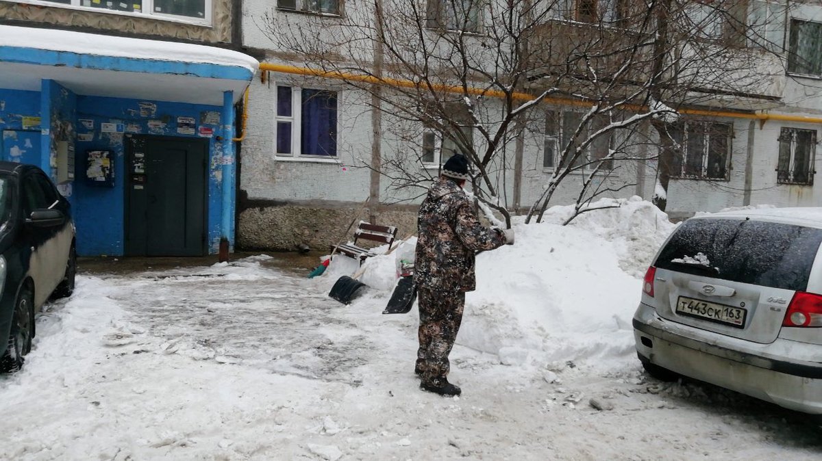 privolg5's tweet photo. 02.02.2020 @PrivPGRU Расчищает входную группу по Московскому шоссе, 318 @Semenov_A_S  @promadm https://t.co/1nLdmv5EYG