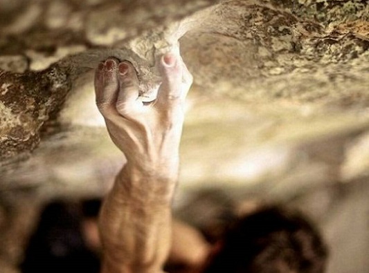 jamaliaat's tweet photo. " الخنصر .. البنصر .. الوسطى .. السبابة .. كلها بجانب بعضها إلا الإبهام فهو بعيد عنها، ومع ذلك هي لا تستطيع صنع شيء دون إبهامها البعيد !
جرب أن تكتب أو تعقد أزرار ثيابك دون إبهامك !
إنها ليست العبرة بكثرة من حولك، وإنما بأكثرهم حباً ومنفعة لك حتى وإن كان بعيدا عنك" (م)

#جماليات https://t.co/HUjdkNy49c
