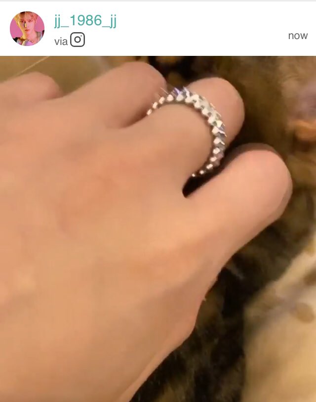 This clash de cartier ring really looks 